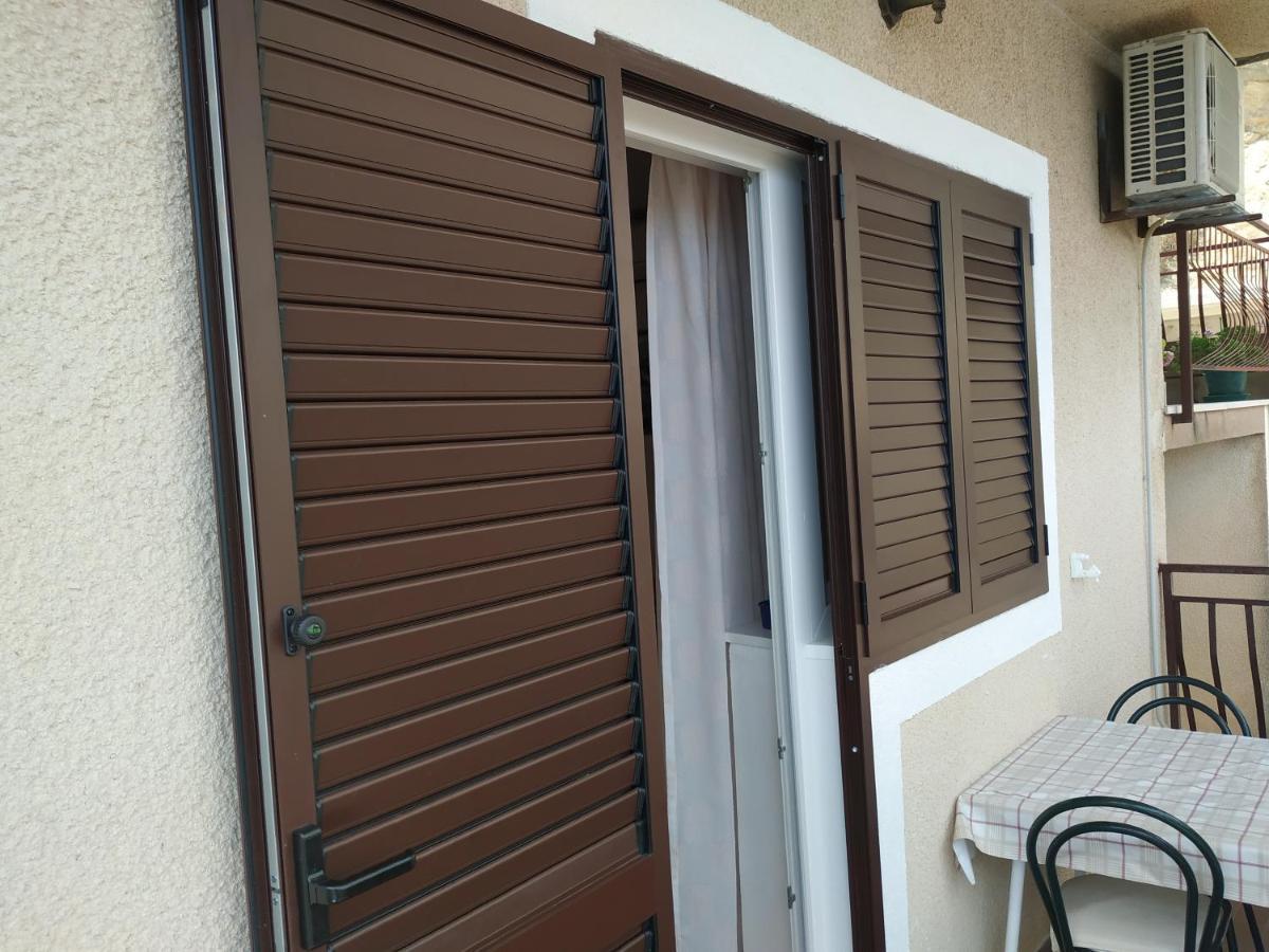 Apartments Pino Brela Ngoại thất bức ảnh