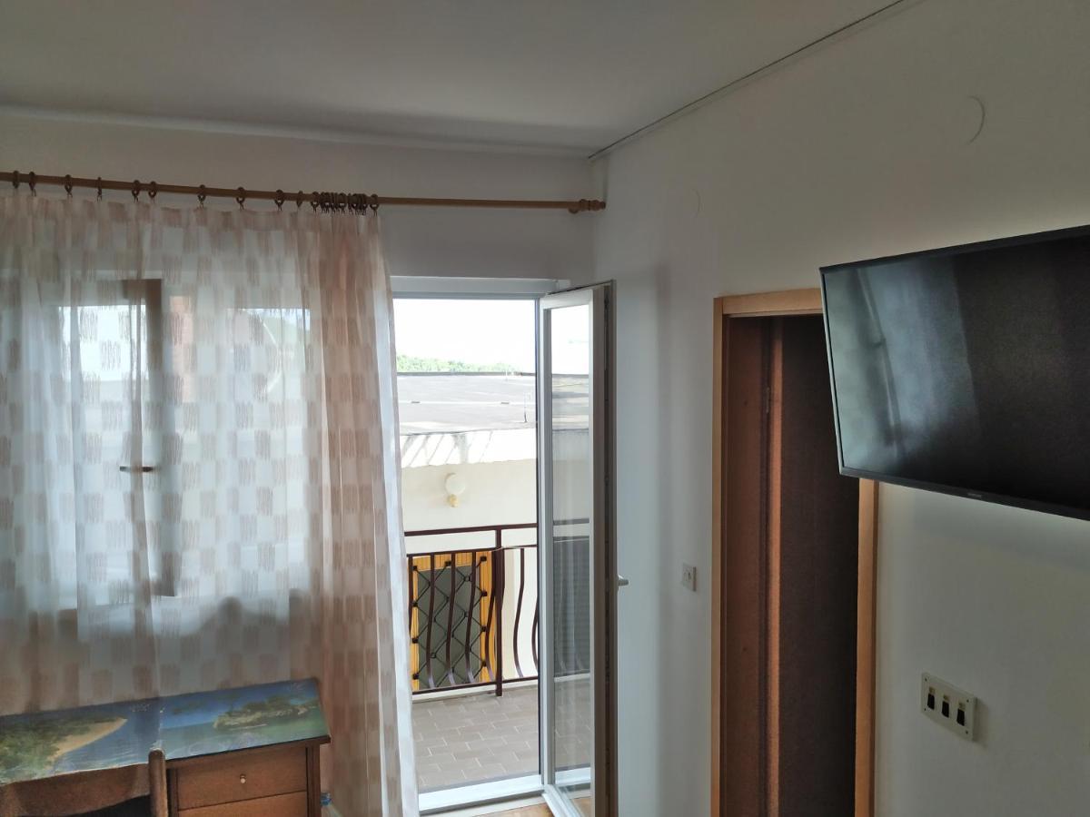 Apartments Pino Brela Ngoại thất bức ảnh